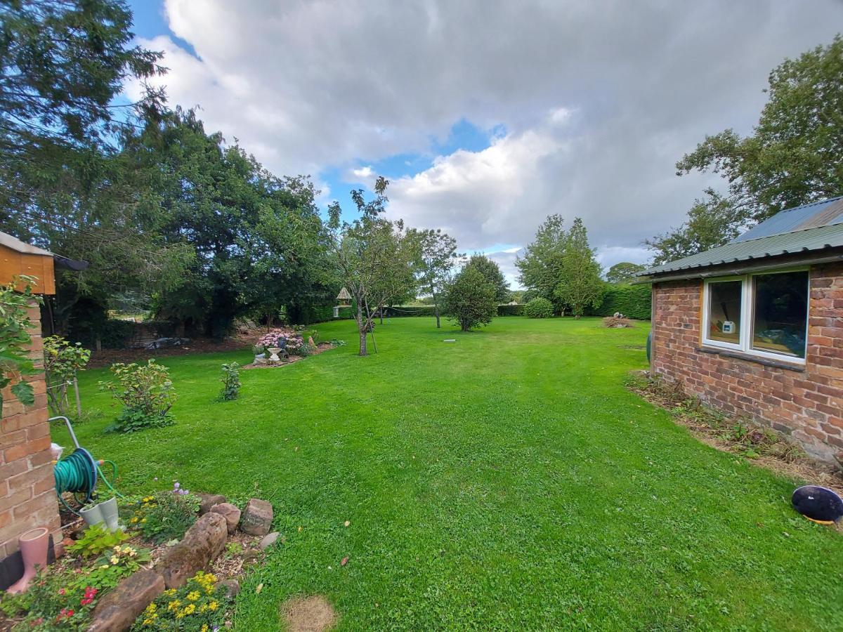 Saughall Mill Farm Cottage Chester Exterior photo